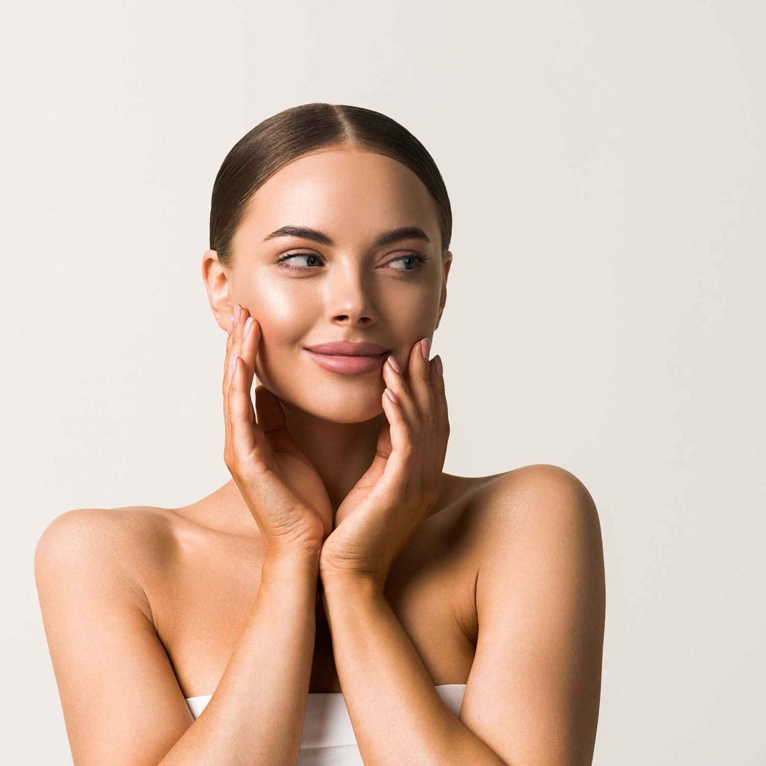 feamale-cosmetic-clean-skin-beauty-portrait-GXP4NJC.jpg